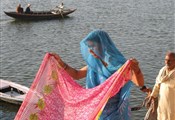 Varanasi, vrouw droogt wasgoed
