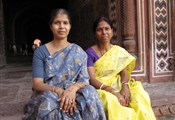 Agra, kleurige geklede vrouwen bij Taj mahal