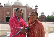 Agra, voruwen poseren bij Taj Mahal