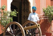 Jaipur man op wacht bij paleis2