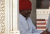 Jaipur, man op wacht in paleis