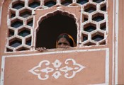 Jaipur, vrouw kijkt uit raam