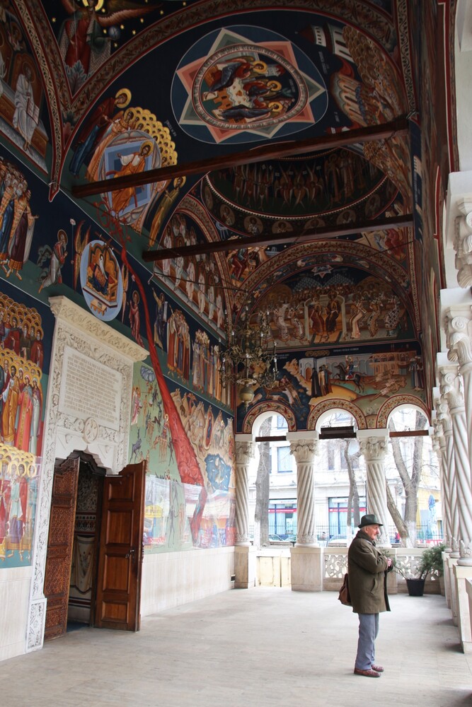 Church bucharest low