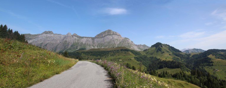 Hair pins and small roads leads us up the mountain.