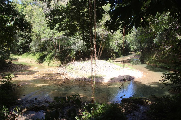 Hiking to El Limon waterfall