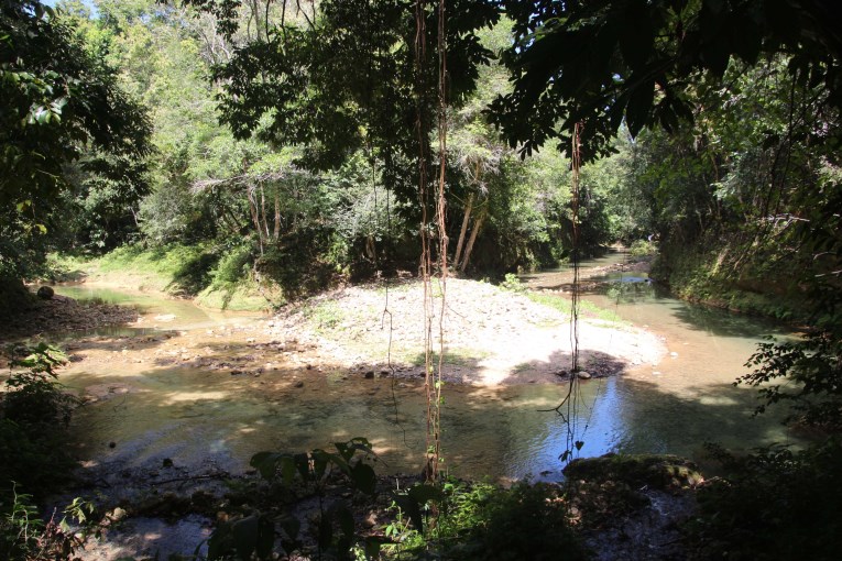 Salto  El Limon, the hiking path, wading trough rivers