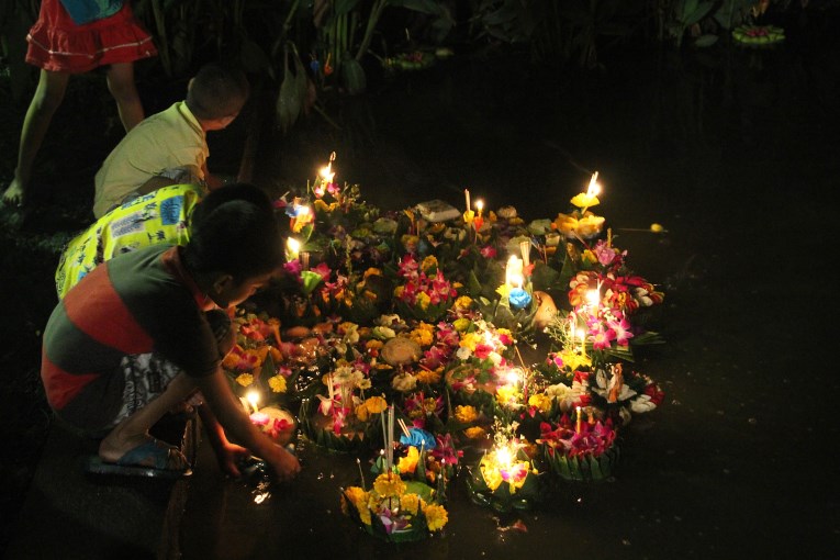 Children Loy krathong