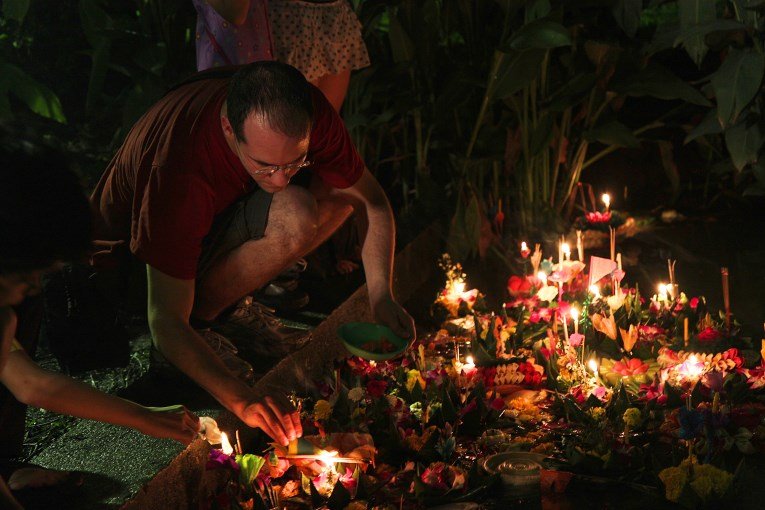 Marijn floating a krathong