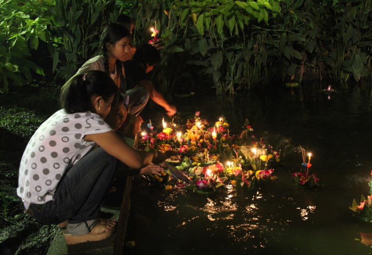 Loy krathong woman