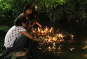 Loy krathong woman