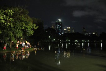 Loy krathong skyline