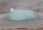 Geysir de strokkur begin van uitbarsting