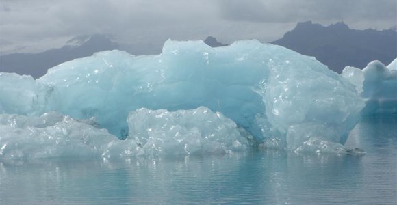 gletsjermeer met ijsblokken