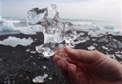 bij de uitmonding van het meer in zee